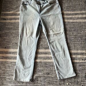 Chicos Fabulously slimming Size 2.5 Light Wash Jeans Straight leg